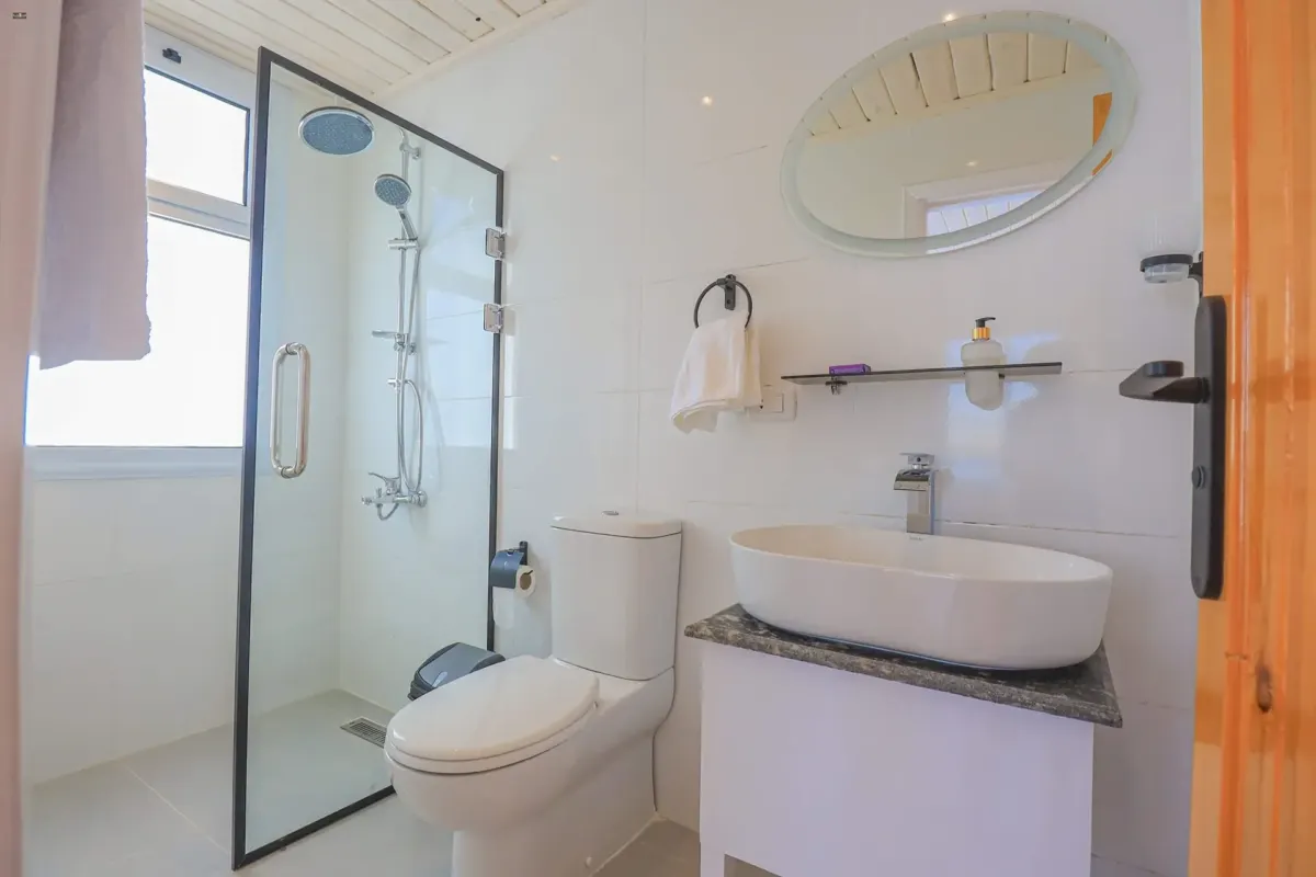 Un baño de camarote de la dahabiya Nile Palace con ducha acristalada y lavabo de cuenco