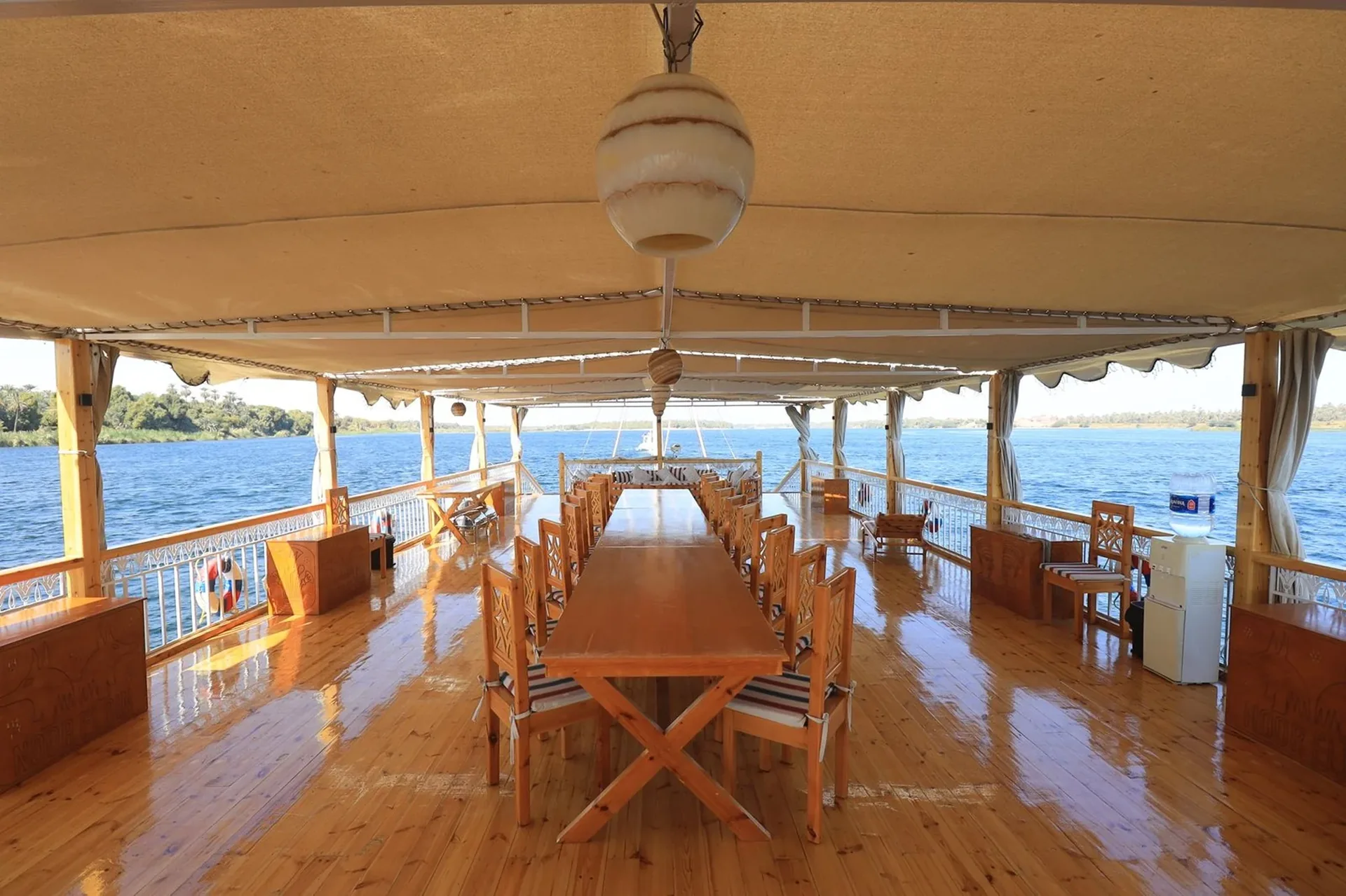 Eine lange Tafel auf dem schattigen Deck der Dahabiya Nour El Din