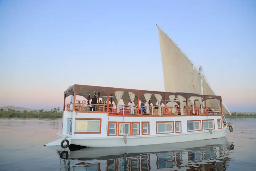 Die Dahabiya Queen Nefer unter Segeln auf dem Nil, Gäste auf dem schattigen Oberdeck