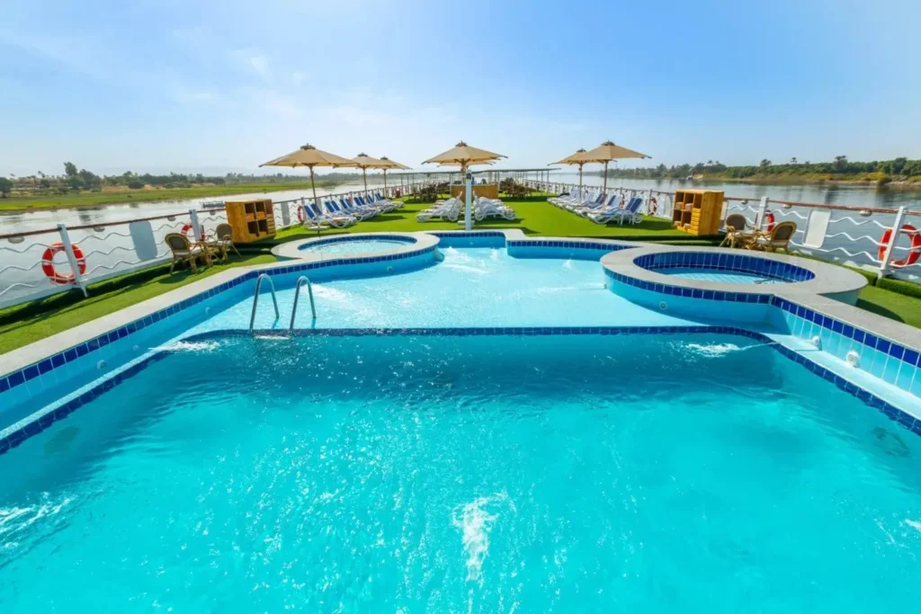 Der Pool und der Whirlpool auf dem Sonnendeck der Nilkreuzfahrt Chateau Lafayette, beschattet von Strohsonnenschirmen